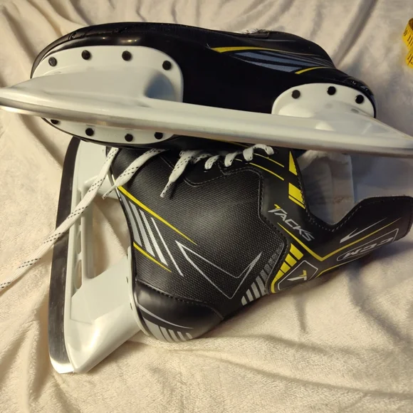 ccm 1092 tracks Adult Size 9 Ice Skates - Picture 9 of 14